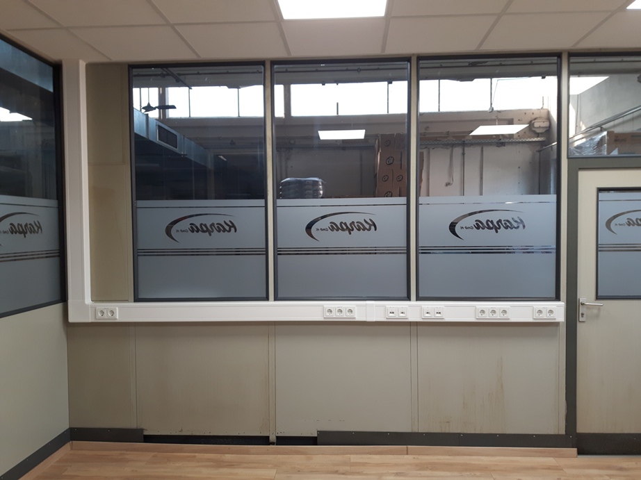 Buro Strom und datenkabel im Kabelkanal B1