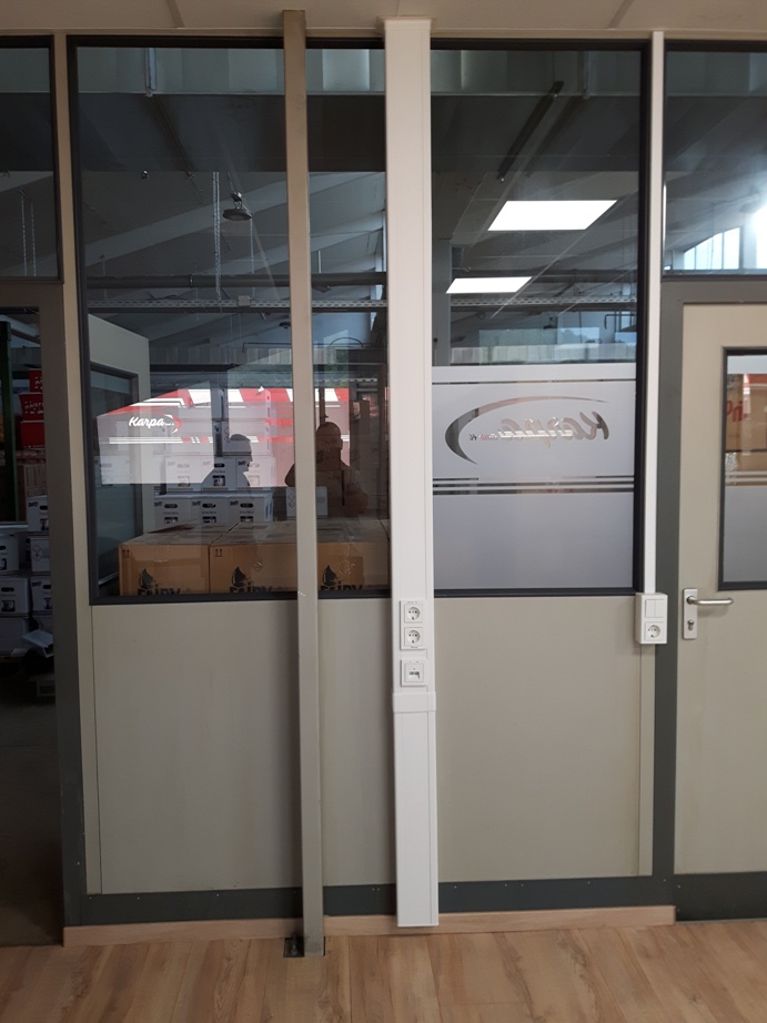 Buro Strom und datenkabel im Kabelkanal B2