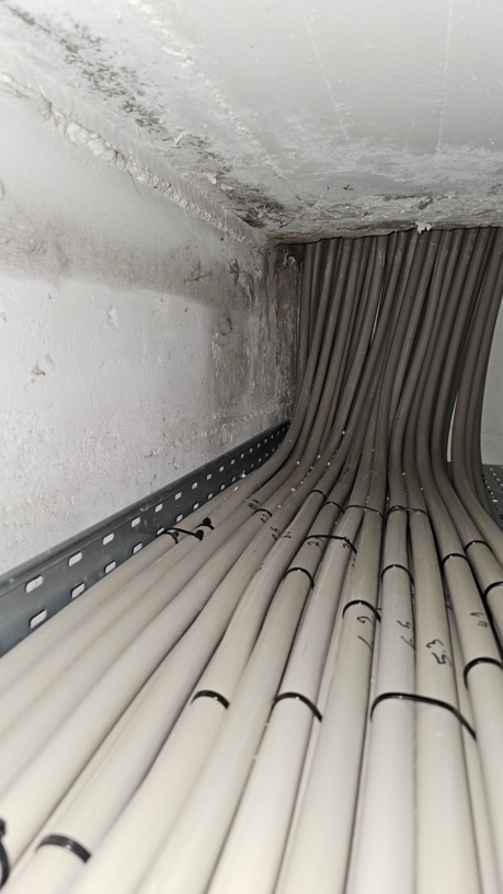 Kabel in Kabelrinnen verlegt 1